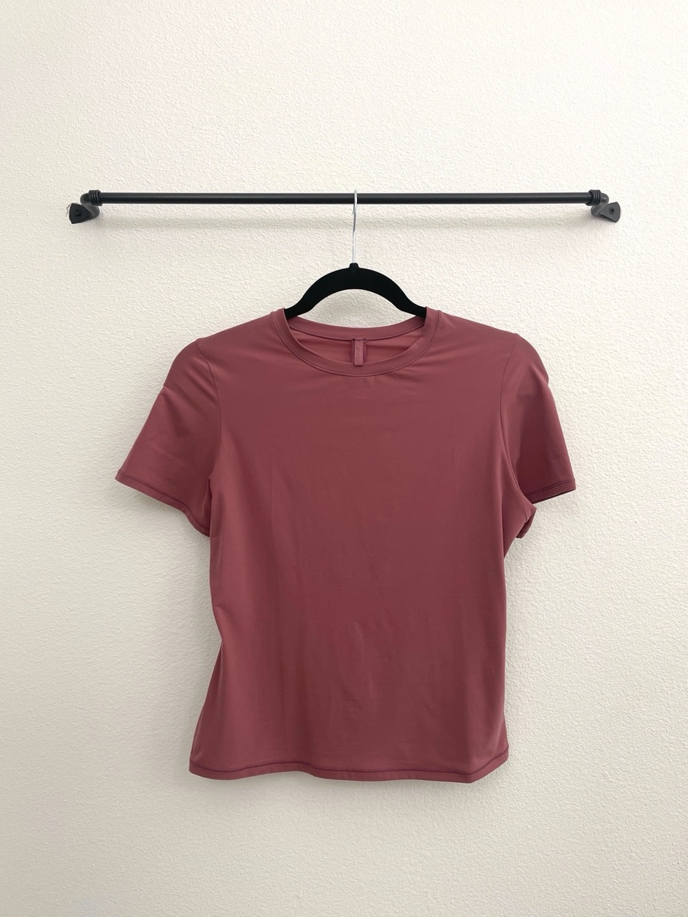 SOLD NWOT 🏷️ SKIMS Fits Everybody Tee - Berry Color